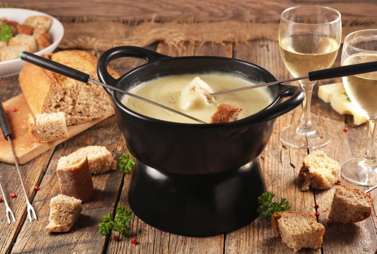 Image d'une fondue au fromage à table